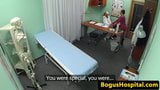 Une patiente européenne suce la chatte par un docteur snapshot 2
