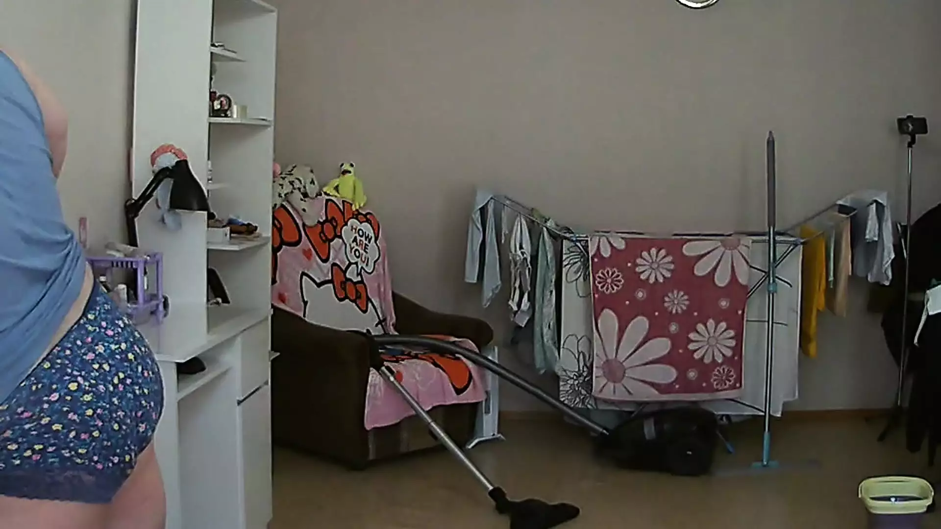 Aku ngintip ibu mertuaku dan nonton dia lagi ngisap kontolnya sambil bugil