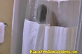 Heißes schwarzes Schätzchen bekommt ihre Muschi von weißem Sklaven rasiert snapshot 2