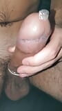 Branlette en gros plan avec préservatif et éjaculation snapshot 16