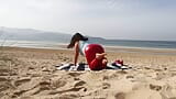 Expressiagirl met grote tieten zonnebaden en loopt naakt op het strand snapshot 2