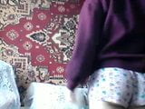 Fotocamera del computer portatile compromessa. ragazza in pantaloncini corti snapshot 6