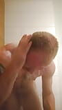 muskularny facet czyści swoje ciało i bierze prysznic snapshot 14