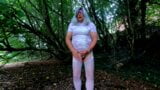 Amateur crossdresser kellycd2022 masturbándose gran corrida al aire libre en el bosque en medias y bragas sexy snapshot 15