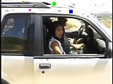 Смотри, как шлюховатая азиатская девушка сосет его член в задней части грузовика snapshot 2