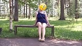 Tonend in het park- vrouw in een rok snapshot 5