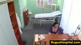 Une bombasse à forte poitrine se fait baiser sur le bureau par son docteur snapshot 5