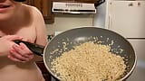 La femme la plus poilue du monde cuisine du riz espagnol ! Nue dans la cuisine, épisode 68 snapshot 9