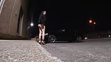 Зрелая крошка-сисси в видео на улице для развлечения воскресной ночью snapshot 5
