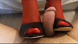 Mes bas tachés de sperme après un footjob en talons snapshot 2