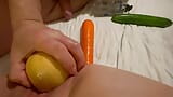 Heiße amateur-MILF-schlampe hart mit veg Dp gefickt, dann schwanz und faust beim squirten, schlampigen gespreizten muschi. snapshot 3