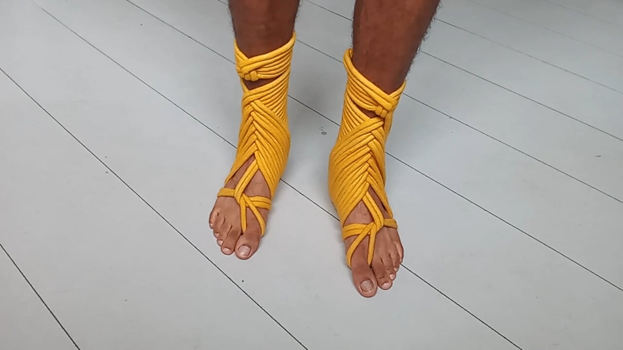 (shibari) σκλαβιά ποδιών. Μπότες σχοινιού για το πόδι σας. (BDSM)