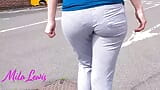 Punto di vista ragazza sexy che cammina in leggings snapshot 10