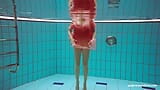 Deniska la bombasse russe la plus sexy au corps parfait dans la piscine snapshot 4