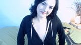 Behaarte Raven Layla mit glamourösem Gesicht und erotischem Lächeln snapshot 3