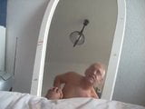 Nonno tedesco si masturba sullo specchio snapshot 1