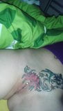 Tattoo Fotze heimlich gefilmt und geleckt snapshot 1