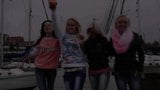 Vier babes op een boot snapshot 1