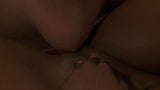 Une lesbienne brune et une bombasse noire au corps magnifique baisent snapshot 24