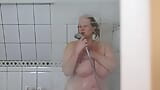 Une belle-mère mature à forte poitrine se doigte sous la douche snapshot 11