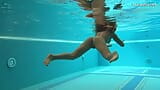 Srbská kráska plave pod vodou nahá snapshot 16