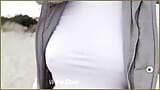 Wifey draagt een strak wit shirt en loopt op hoofd van bh-loze openbare exhibitionist snapshot 14