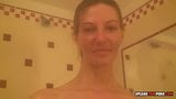 Une MILF avec de beaux seins prend une douche snapshot 16