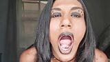 德西荡妇在玩耍时说脏话，展示她的舌头和柔软的嘴唇 snapshot 10