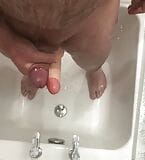 Erwischt, Ehemann mit meinem Dildo in der Dusche vor der Kamera snapshot 7