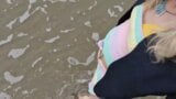 Mevrouw Samantha gaat een strandwandeling maken snapshot 14