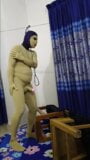 Zentai трахает себя секс-рабыней за столом snapshot 10