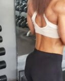 Entrenamiento de chica muscular snapshot 3