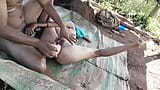 一个印度女孩在户外用力地操两个成人玩具，女大学生用两根大假阳具玩弄她紧致的阴户 snapshot 2