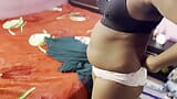 भारतीय लड़की पोशाक बदलते हुए उसके बड़े स्तन दबाती है snapshot 4