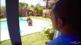 細身の黒人の女の子がコックに飢えたプールを歩いているのに勝るものはありません snapshot 2