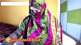 Une musulmane arabe BBW MILF cam girl en hijab se déshabille 02.14 - gros seins arabes sur webcam snapshot 14