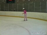 Little April et sa performance en solo sur le ring de patinage snapshot 3