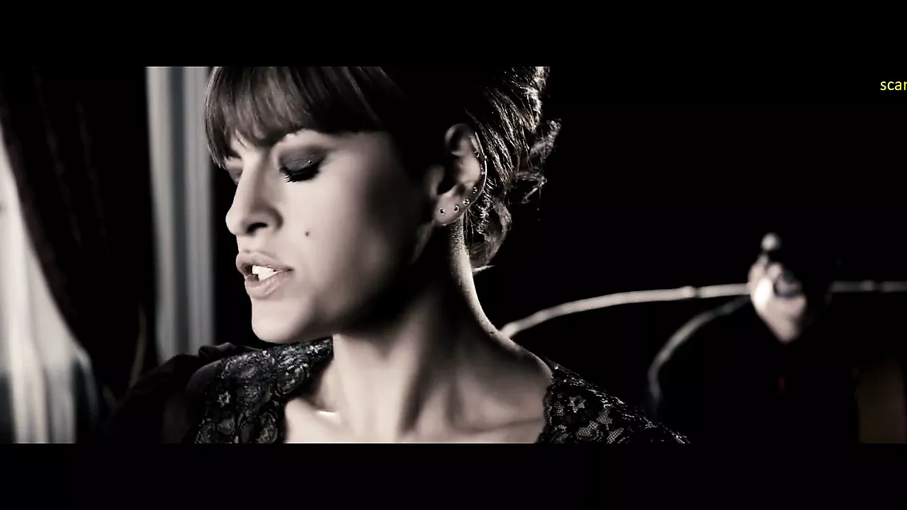 Eva Mendes, scène de nu dans le film Esprit scandalplanet.com