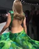 Jennifer Lopez em vestido verde acanhado, 2019. 01 snapshot 3