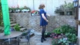 Alison kan niet stoppen met aftrekken in de tuin - sexy travestiet snapshot 8