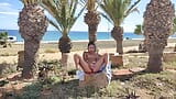 Femeie latino, curvă goală în fața plajei, se joacă cu pizda mea snapshot 15