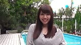 Japans meisje dat van haar eerste bbq geniet snapshot 2