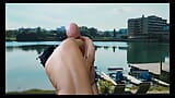 Film completo 4k - una bella rasatura sulla riva del lago con adamandeve e lupo snapshot 16