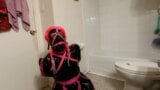Sissy servantes dans la salle de bain snapshot 11