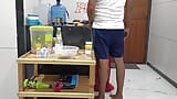Ajay poszedł do biura, a Rohit poszedł do swojego domu do pracy. Sony chłonął herbatę i uprawiał ostry seks w kuchni. snapshot 3