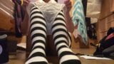 Tienerslet oefent met het dragen van ondergoed over haar 15 cm lange dildo snapshot 7
