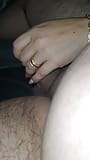 Stiefmutter nimmt den schwanz von stiefsohn in ihre hand, nachdem sie seine große erektion gesehen hat snapshot 10