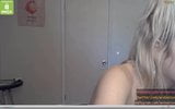 Une cam girl blonde sexy aux yeux bleus se masturbe et dit des mots cochons snapshot 14