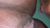 Lésbica - menina negra - comendo buceta para esguichar o orgasmo snapshot 5