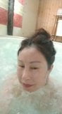 Donna che fa il bagno snapshot 3